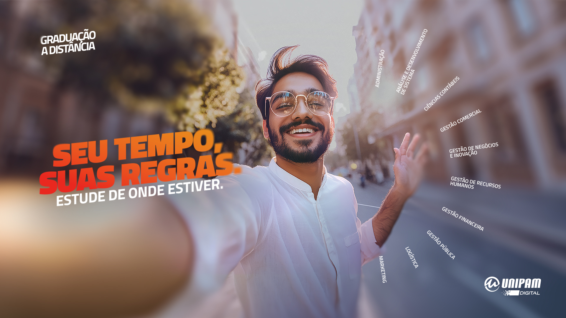 Jovem sorridente fazendo selfie em rua urbana, com lista de cursos de graduação a distância ao lado e slogan 'Seu tempo, suas regras. Estude de onde estiver', logo UNIPAM Digital.