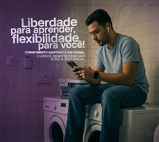 Um jovem sentado em cima de uma máquina de lavar em uma lavanderia doméstica, olhando para o celular e usando fones de ouvido. A imagem tem um filtro roxo com o texto: 'Liberdade para aprender, flexibilidade para você! Conhecimento adaptado à sua rotina. Cursos semipresenciais e/ou a distância.'
